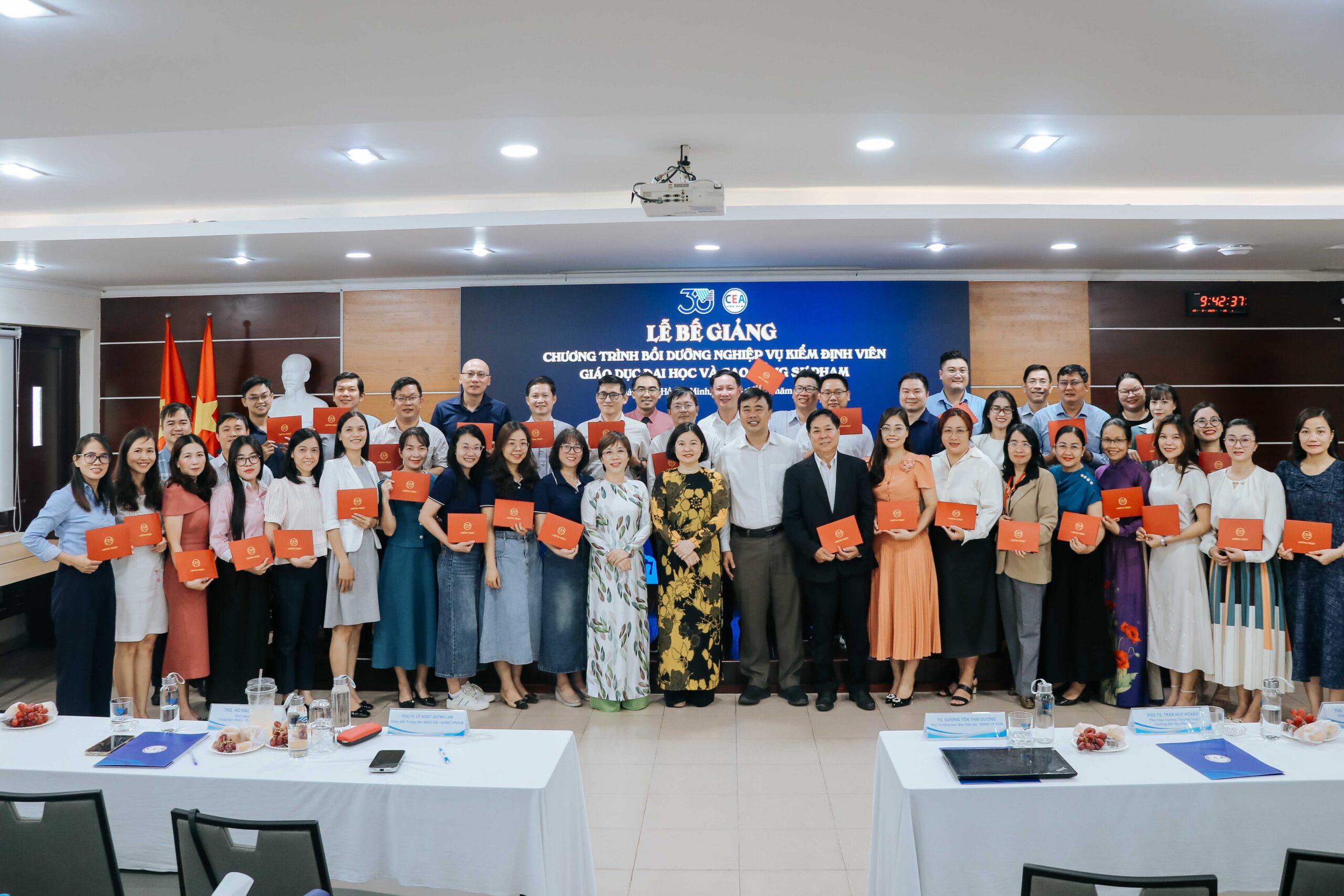 PGS.TS. Lê Ngọc Quỳnh Lam cùng ThS Hồ Đắc Hải Miên đã trao giấy chứng nhận cho học viên tham dự