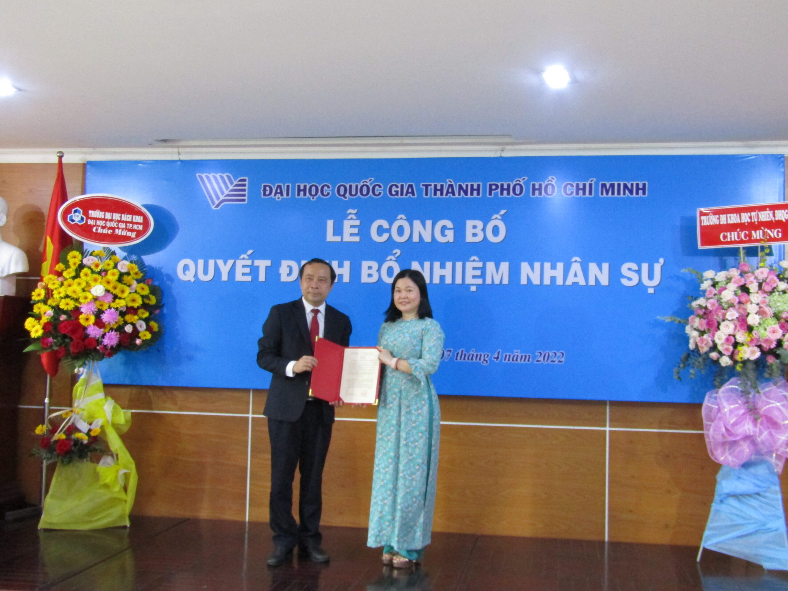 Director of VNU-HCM - Associate Professor, Dr. Vu Hai Quan presented the decision and flowers to congratulate the new Director of CEA-HCM