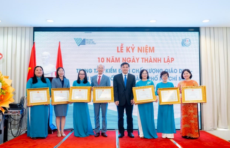 The CEA-HCM's collectives and individuals were honored to receive certificates of merit from VNU-HCMC. - Photo: CEA-HCM