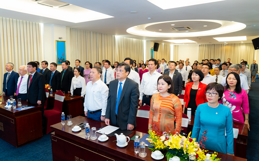 Leaders and lecturers perform the flag-saluting ceremony at the Anniversary Ceremony - Photo: CEA-HCM