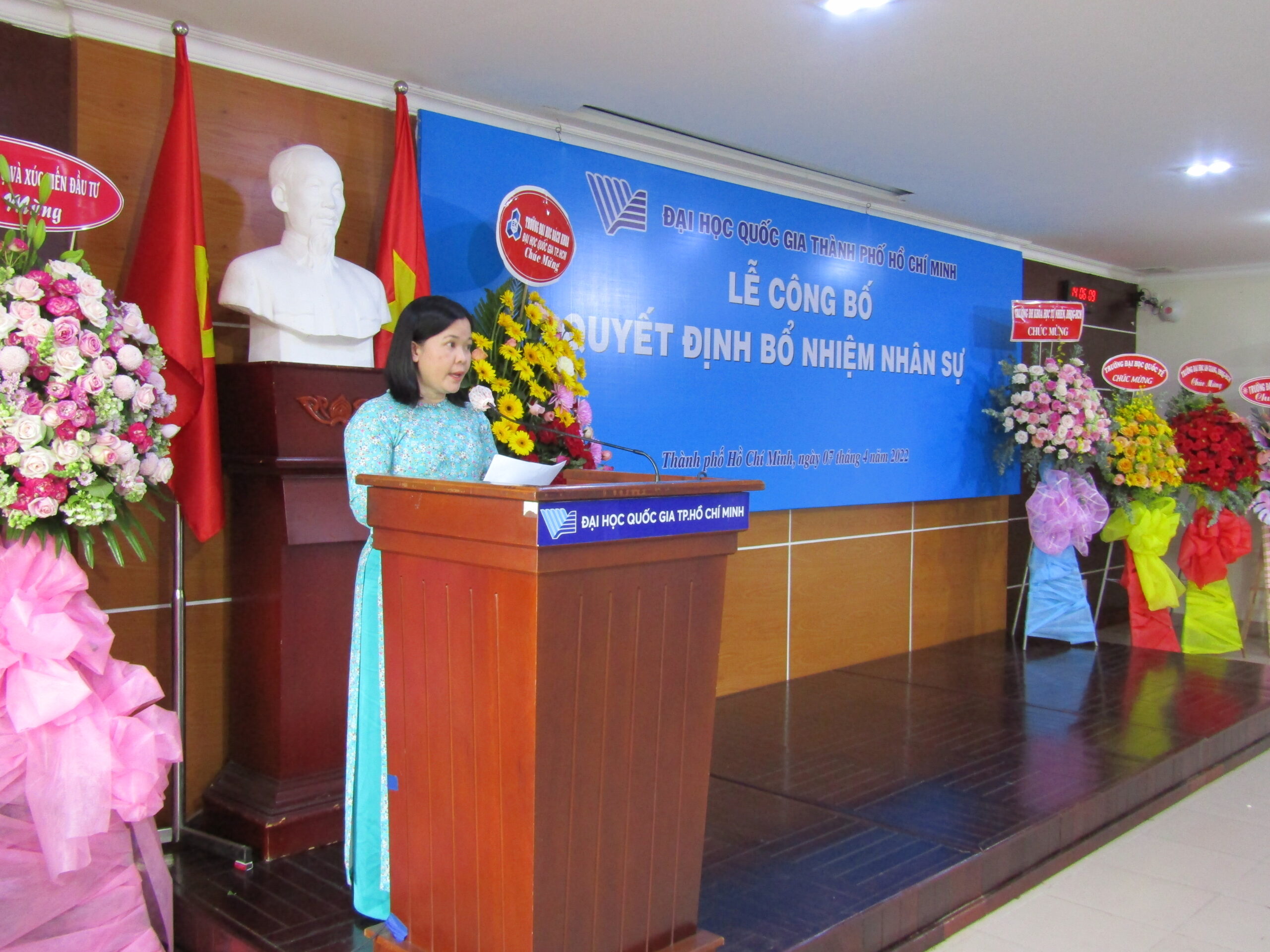 New Director of CEA-HCM- Associate Professor, Dr. Le Ngoc Quynh Lam gave a speech accepting the assignment at the ceremony